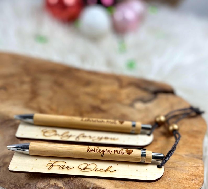 Wichtelgeschenk Kollegin, Kugelschreiber als Geschenk mit Gravur, Personalisierte Kulis, Mitarbeiter Geschenke Weihnachten - zwei Kugelschreiber mit der Gravur "Kollegin mit Herz" und "Lehrerin mit Herz" und zwei Lesezeichen aus Holz mit Gravur "Für Dich" und "Only for you".
