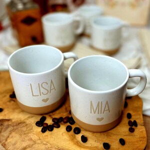 Personalisierte Tasse, personalisierter Kaffeebecher, personalisierte Tasse mit Namen, kleine Geschenke bis 20 Euro, Familientassen, mit dem Namen Lisa und Mia und einem Herz drunter.