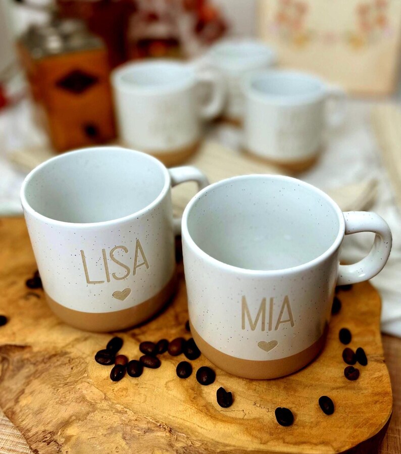 Personalisierte Tasse, personalisierter Kaffeebecher, personalisierte Tasse mit Namen, kleine Geschenke bis 20 Euro, Familientassen, mit dem Namen Lisa und Mia und einem Herz drunter.