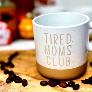 Personalisierte Tasse, personalisierter Kaffeebecher, personalisierte Tasse mit Namen, kleine Geschenke bis 20 Euro, Familientassen, mit dem Spruch "Tired Moms Club" .