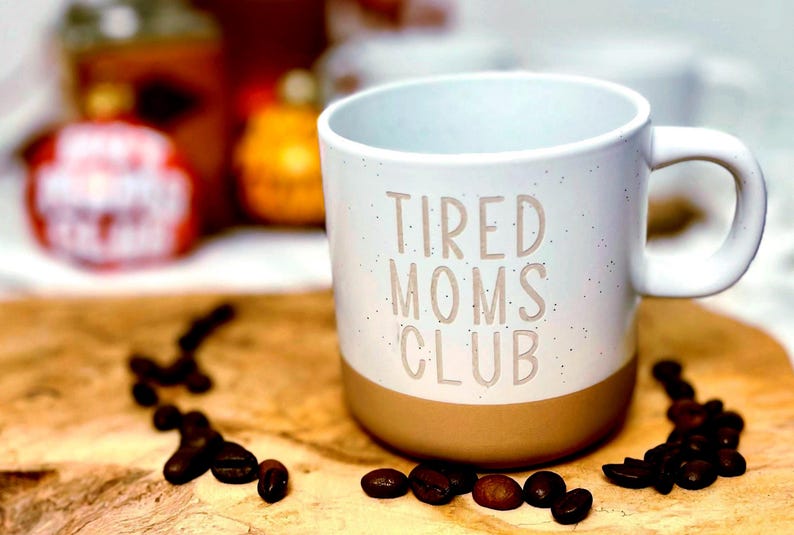 Personalisierte Tasse, personalisierter Kaffeebecher, personalisierte Tasse mit Namen, kleine Geschenke bis 20 Euro, Familientassen, mit dem Spruch "Tired Moms Club" .