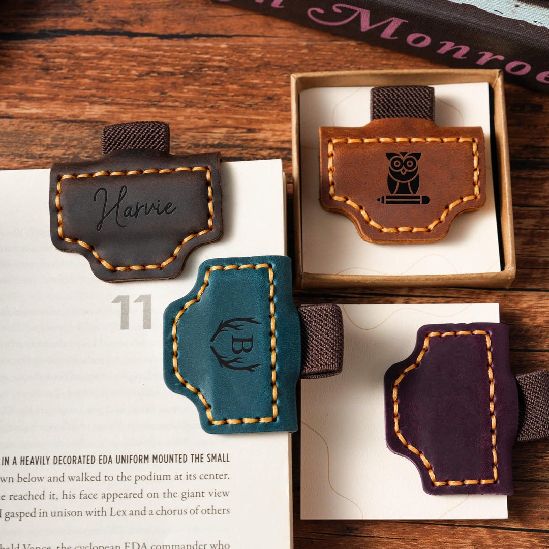 名入れしおり｜名前刻印が入るオリジナルしおり | aso(アソ)公式オンラインストア カスタム Bygone Mark しおり ペンホルダー付き  26文字 名前 イニシャル 名入れ マグネットレザー ブックマーク 本好 Bygonemark ブックマーク ペンホルダー付き パーソナライズされた磁気レザーペンホルダー ブックマーク、Bygonemark