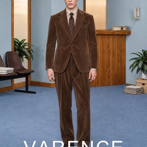 Traje marrón para hombre con textura de pana, bolsillos de parche y pantalón de pierna recta.