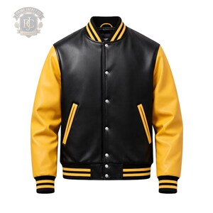 Könnte beinhalten: Eine Collegejacke mit schwarzem Rumpf und gelben Ärmeln. Die Jacke hat eine Druckknopfleiste, zwei Seitentaschen mit gelber Umrandung sowie einen gerippten Kragen und Ärmelbündchen mit schwarzen und gelben Streifen. Das Logo Prime Jacket Co ist sichtbar.