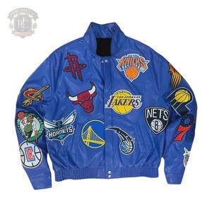 Könnte beinhalten: Eine leuchtend blaue Lederjacke mit einer Vielzahl bunter, aufgestickter NBA-Teamlogos auf der Vorderseite und den Ärmeln. Die Jacke verfügt über einen Stehkragen, eine Druckknopfleiste vorne sowie gerippte Bündchen an Ärmeln und Saum.