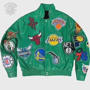 Könnte beinhalten: Eine leuchtend grüne College-Jacke mit einer Vielzahl bunter NBA-Teamlogos und Basketball-Grafiken auf der Vorderseite und den Ärmeln. Die Jacke hat einen hohen Kragen, eine durchgehende Knopfleiste sowie gerippte Bündchen und einen Saum.