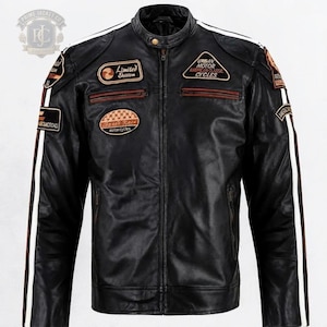 Könnte beinhalten: Eine schwarze Lederjacke mit Stehkragen, Frontreißverschluss und weißen Streifen an den Ärmeln. Auf der Brust befinden sich mehrere gestickte Aufnäher mit Text, darunter Limited Edition und Urban Motor American Classic Cycles.