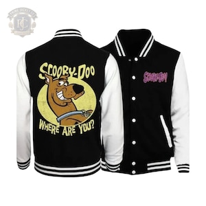Op de afbeelding: Een zwart-wit varsity jack met een afbeelding van Scooby-Doo op de achterkant met de tekst Scooby-Doo Where Are You? in een gele cirkel. De voorkant van het jack toont het paarse Scooby-Doo logo op de linkerborst.