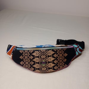 Återvunnen lapptäcksväska – svart & guld geometrisk magväska, unik handgjord axelväska, helt unik