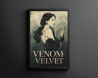 Pode incluir: Uma impressão de arte emoldurada com uma ilustração em estilo vintage de uma mulher em um vestido preto segurando um leque. A obra de arte é em tons de cinza com um toque de verde e o texto "VENOM & VELVET" na parte inferior.