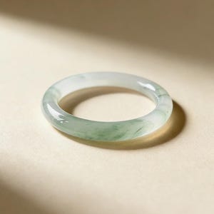 Bracciale rigido in giada verde naturale, bracciale in giada verde chiaro e bianca, bracciale rigido minimalista e sottile in giada, gioiello da indossare tutti i giorni, regalo perfetto per lei.