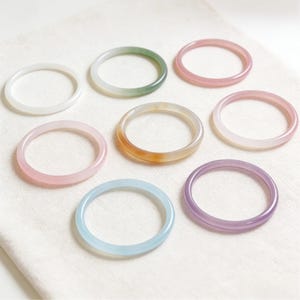 Op de afbeelding: Een rustiek houten bord met de tekst "Welcome to our home" in een handgeschreven stijl. Het bord heeft een verweerde afwerking en een eenvoudig, uitnodigend ontwerp, perfect voor een veranda of entree.