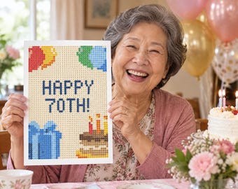 Op de afbeelding: Een rechthoekig diamond painting knutselproject met een beige achtergrond, een pixelontwerp van kleurrijke ballonnen, een blauw cadeau, een verjaardagstaart met brandende kaarsjes en de donkerblauwe tekst HAPPY 70TH!