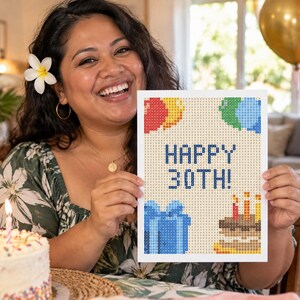 Puede incluir: Una tarjeta rectangular con un dise&ntilde;o de arte de p&iacute;xeles con el texto HAPPY 30TH! en azul. El dise&ntilde;o incluye globos rojos, amarillos, verdes y azules, una caja de regalo azul y un pastel de cumplea&ntilde;os marr&oacute;n con tres velas encendidas.