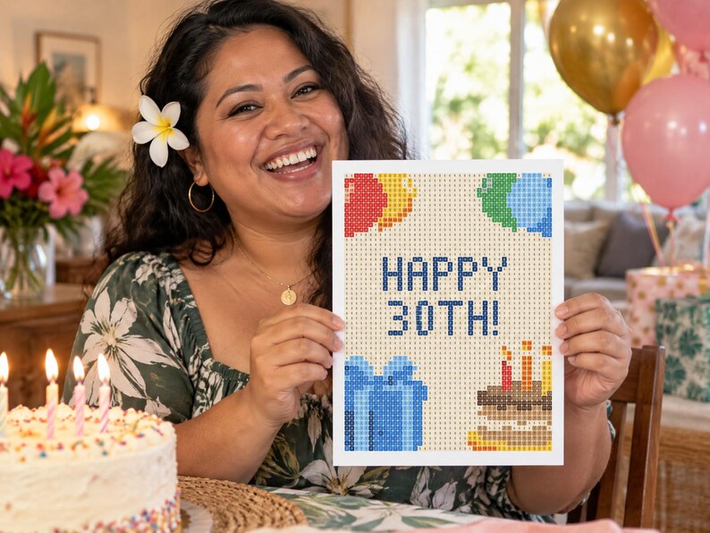 Puede incluir: Una tarjeta rectangular con un dise&ntilde;o de arte de p&iacute;xeles con el texto HAPPY 30TH! en azul. El dise&ntilde;o incluye globos rojos, amarillos, verdes y azules, una caja de regalo azul y un pastel de cumplea&ntilde;os marr&oacute;n con tres velas encendidas.