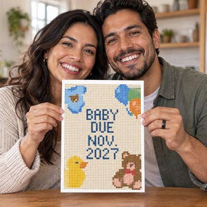 Może przedstawiać: Prostokątna tabliczka z pikselowym wzorem haftu krzyżykowego na jasnobeżowym tle. Tekst BABY DUE NOV. 2027 jest w kolorze ciemnoniebieskim. Wz&oacute;r zawiera niebieskie body, kolorowe balony, ż&oacute;łtą gumową kaczuszkę oraz brązowego pluszowego misia.