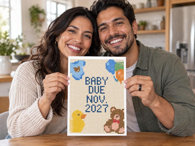 Może przedstawiać: Prostokątna tabliczka z pikselowym wzorem haftu krzyżykowego na jasnobeżowym tle. Tekst BABY DUE NOV. 2027 jest w kolorze ciemnoniebieskim. Wz&oacute;r zawiera niebieskie body, kolorowe balony, ż&oacute;łtą gumową kaczuszkę oraz brązowego pluszowego misia.