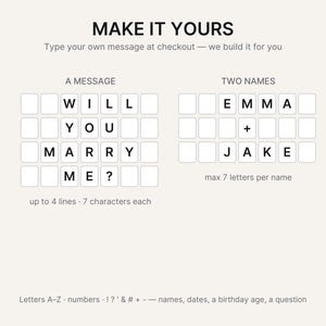 Puede incluir: Una gu&iacute;a de personalizaci&oacute;n con el texto MAKE IT YOURS. Dos cuadr&iacute;culas muestran ejemplos: una con el mensaje WILL YOU MARRY ME? y otra con los nombres EMMA + JAKE. El texto inferior especifica hasta 4 l&iacute;neas de 7 caracteres cada una.