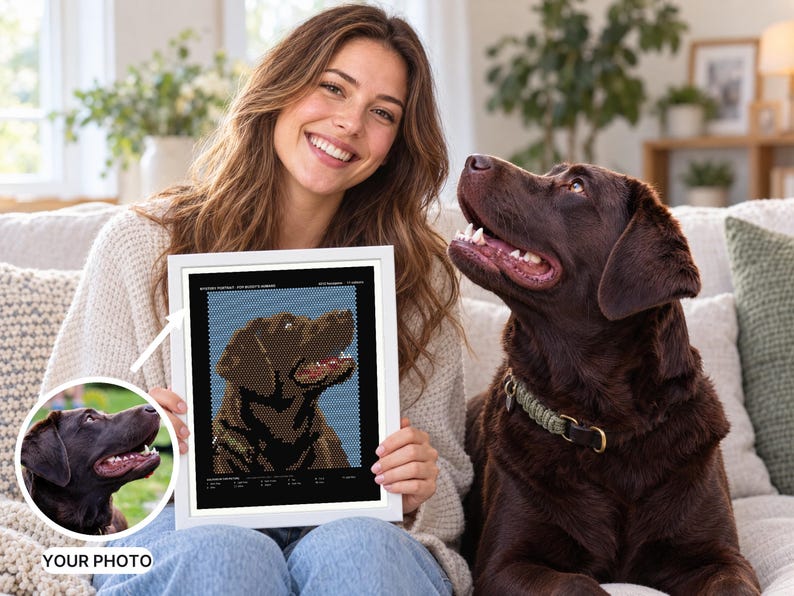 K&ouml;nnte beinhalten: Ein gerahmtes Portr&auml;t mit einer verpixelten Mosaikillustration eines schokoladenfarbenen Labrador Retrievers. Das Kunstwerk zeigt einen braunen Hund vor blauem Hintergrund mit Text oben und unten. Ein kreisf&ouml;rmiger Einschub zeigt das Originalfoto.