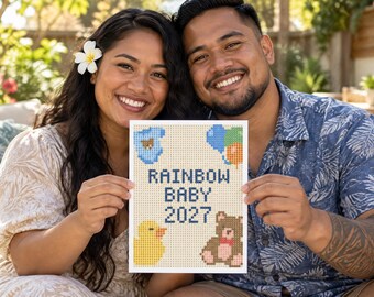 Può includere: Un cartello rettangolare con un design a punto croce pixelato con il testo RAINBOW BABY 2027 in blu scuro. Il design include un body per neonati blu, un gruppo di palloncini colorati, una papera di gomma gialla e un orsacchiotto marrone.