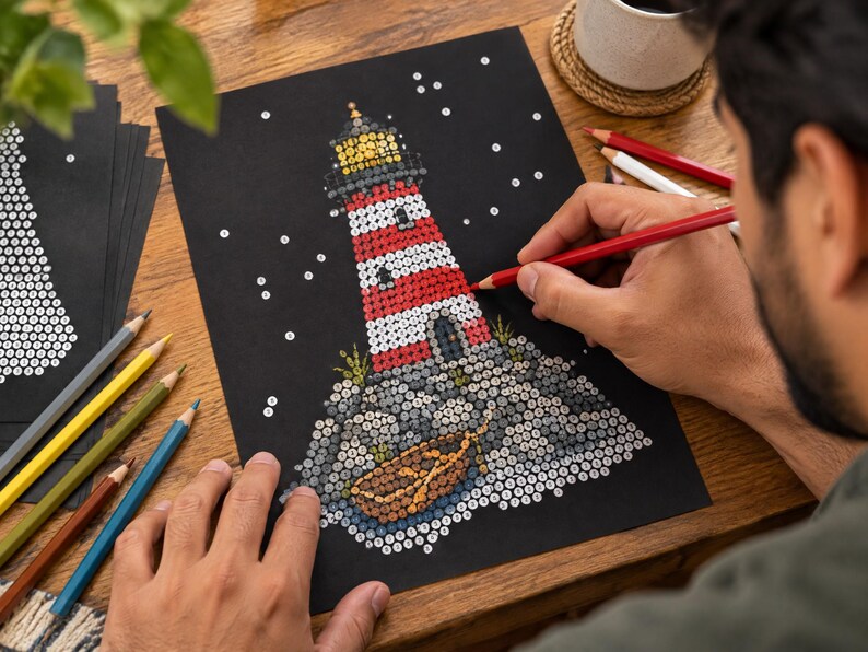 Op de afbeelding: Een zwart vel papier met een illustratie van een vuurtoren bestaande uit genummerde cirkels om in te kleuren. De vuurtoren heeft rode en witte horizontale strepen, een gele top en staat op een rotsachtige basis met een kleine boot.