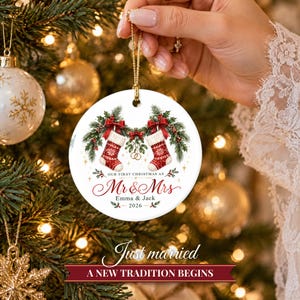 Adorno navideño "Nuestra primera Navidad como casados ​​2026", recuerdo personalizado para el Sr. y la Sra., regalo para recién casados, regalo de boda para la pareja, calcetines navideños. imagen 8