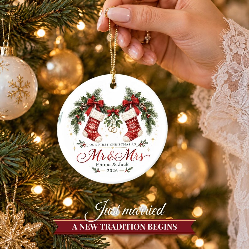 Adorno navideño "Nuestra primera Navidad como casados ​​2026", recuerdo personalizado para el Sr. y la Sra., regalo para recién casados, regalo de boda para la pareja, calcetines navideños. imagen 8