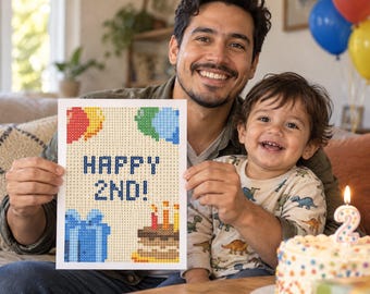 Op de afbeelding: Een rechthoekig diamond painting knutselproject met een gepixeld ontwerp met de tekst HAPPY 2ND! in het blauw, omringd door kleurrijke ballonnen, een blauw cadeau en een verjaardagstaart met drie brandende kaarsjes in rood, oranje en geel.