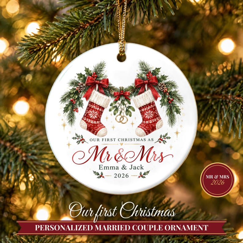 Adorno navideño "Nuestra primera Navidad como casados ​​2026", recuerdo personalizado para el Sr. y la Sra., regalo para recién casados, regalo de boda para la pareja, calcetines navideños. imagen 1