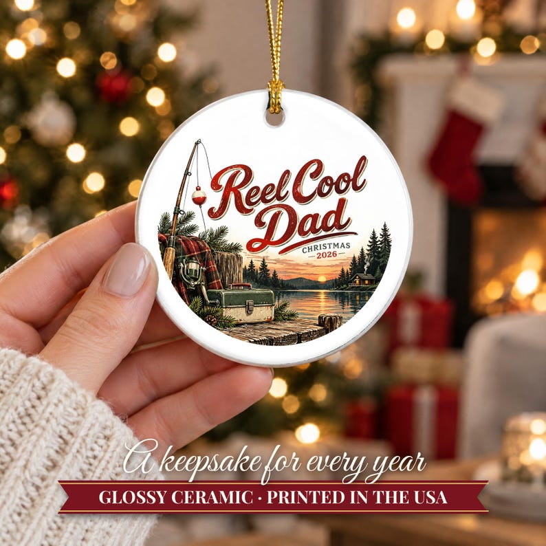 Adorno navideño de pesca 2026, regalo para papá pescador, recuerdo personalizado con el nombre de Reel Cool Dad, decoración de árbol de Navidad de cerámica con flotador para cabaña de lago imagen 12