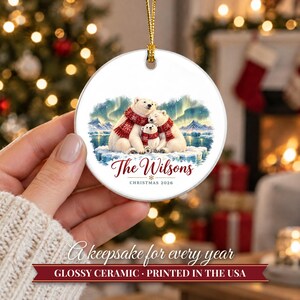 Adorno de oso polar para Navidad 2026, recuerdo familiar de tres osos con nombres, decoración invernal ártica con auroras boreales, regalo familiar de cerámica personalizado imagen 12