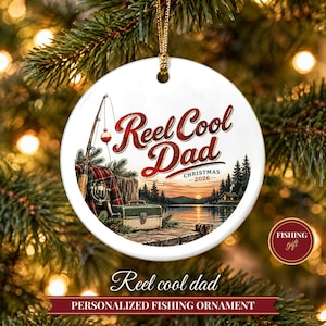 Adorno navideño de pesca 2026, regalo para papá pescador, recuerdo personalizado con el nombre de Reel Cool Dad, decoración de árbol de Navidad de cerámica con flotador para cabaña de lago imagen 1