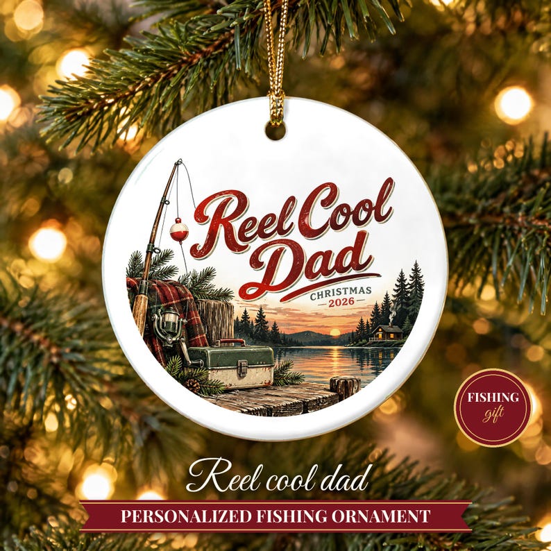 Adorno navideño de pesca 2026, regalo para papá pescador, recuerdo personalizado con el nombre de Reel Cool Dad, decoración de árbol de Navidad de cerámica con flotador para cabaña de lago imagen 1