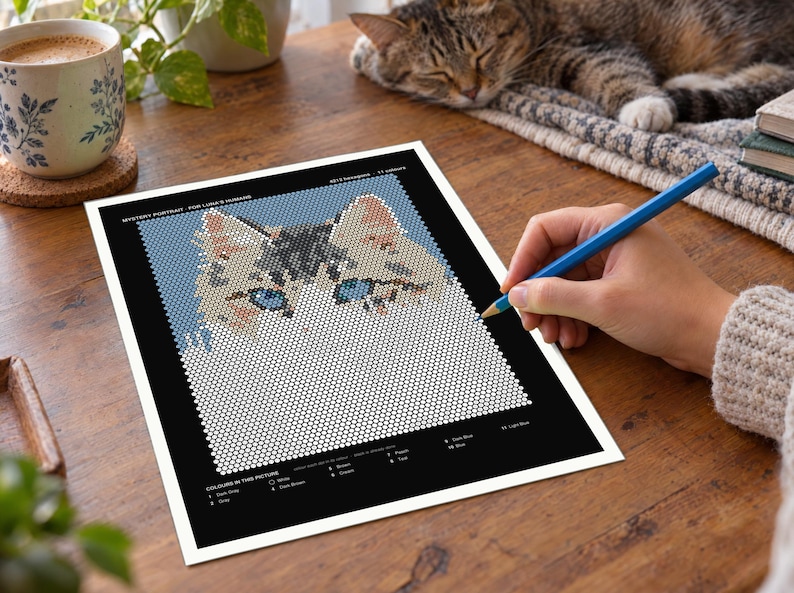 K&ouml;nnte beinhalten: Ein Mystery-Portrait-Arbeitsblatt mit einem Raster aus wei&szlig;en Kreisen, die das Gesicht einer Katze mit blauen Augen und braunen Ohren bilden. Der schwarze Rand enth&auml;lt eine Farblegende mit Bezeichnungen wie Wei&szlig;, Dunkelgrau, Pink, Braun, Gr&uuml;n, Pfirsich, T&uuml;rkis, Dunkelblau, Blau und Hellblau.
