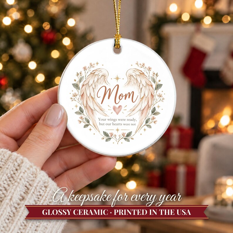 Mom Memorial Ornament, Angel Wings In Loving Memory Christmas Keepsake, Loss of Mom Sympathy Gift, Custom Name Remembrance afbeelding 12
