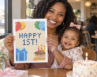 Op de afbeelding: Een rechthoekig diamond painting knutselproject met een gepixeld ontwerp met de tekst HAPPY 1ST! in het blauw, vergezeld door kleurrijke ballonnen, een blauw cadeau en een verjaardagstaart met drie brandende kaarsjes op een beige achtergrond.
