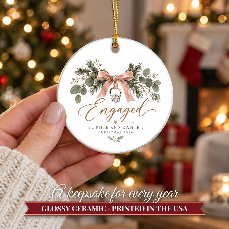Adorno de compromiso 2026, adorno navideño de compromiso con nombres, recuerdo de anillo de diamantes, regalo de compromiso para la pareja, futura novia. imagen 12