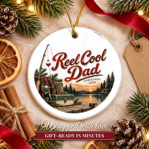 Adorno navideño de pesca 2026, regalo para papá pescador, recuerdo personalizado con el nombre de Reel Cool Dad, decoración de árbol de Navidad de cerámica con flotador para cabaña de lago imagen 10
