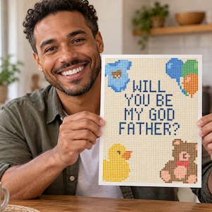 K&ouml;nnte beinhalten: Ein rechteckiger Druck mit einem Pixel-Art-Design auf hellbeigem Hintergrund. Der Text lautet WILL YOU BE MY GOD FATHER? in Dunkelblau. Die Grafiken umfassen einen blauen Baby-Body, drei bunte Luftballons, eine gelbe Ente und einen braunen Teddy.