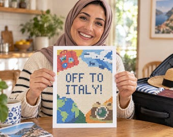 Könnte beinhalten: Ein rechteckiges Diamond-Painting-Bastelprojekt mit dem Text OFF TO ITALY! in dunkelblauen Buchstaben. Das Design enthält bunte, pixelige Illustrationen eines roten Autos, eines blauen Flugzeugs, eines Globus und einer Kamera.