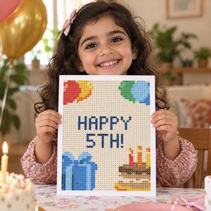 Puede incluir: Un proyecto de manualidades de pintura de diamantes rectangular con un diseño pixelado y el texto HAPPY 5TH! en azul oscuro. La imagen incluye globos de colores, una caja de regalo azul y un pastel de cumpleaños con tres velas encendidas.