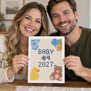 Puede incluir: Un letrero rectangular blanco con un diseño pixelado y el texto BABY #4 2027 en azul oscuro. El gráfico incluye un body azul, un grupo de globos de colores, un patito de goma amarillo y un oso de peluche marrón con una pajarita roja.