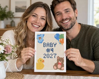 Può includere: Un cartello rettangolare bianco con un design pixelato e il testo BABY #4 2027 in blu scuro. La grafica include un body blu, un gruppo di palloncini colorati, una papera di gomma gialla e un orsacchiotto marrone con un papillon rosso.