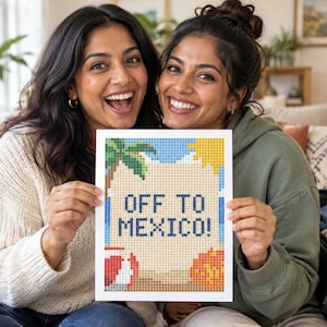 K&ouml;nnte beinhalten: Ein rechteckiges Diamond-Painting-Bastelprojekt mit einer verpixelten Strandszene, die eine Palme, eine gelbe Sonne und einen rot-wei&szlig;en Strandball zeigt. Der Text OFF TO MEXICO! ist in dunkelblauen Blockbuchstaben in der Mitte abgebildet.