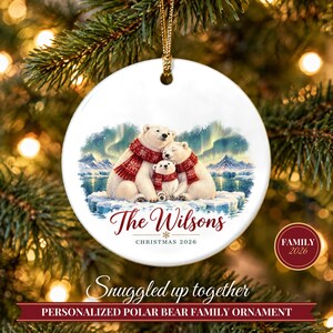 Adorno de oso polar para Navidad 2026, recuerdo familiar de tres osos con nombres, decoración invernal ártica con auroras boreales, regalo familiar de cerámica personalizado imagen 1