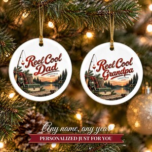 Adorno navideño de pesca 2026, regalo para papá pescador, recuerdo personalizado con el nombre de Reel Cool Dad, decoración de árbol de Navidad de cerámica con flotador para cabaña de lago imagen 9