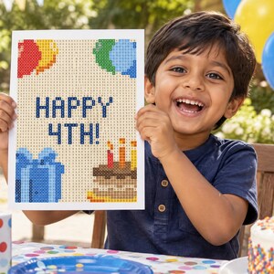 Puede incluir: Un proyecto de manualidades de pintura de diamantes rectangular con fondo beige y patrón de cuadrícula. El diseño incluye el texto azul HAPPY 4TH!, una caja de regalo azul, un pastel de cumpleaños marrón con tres velas y globos coloridos.