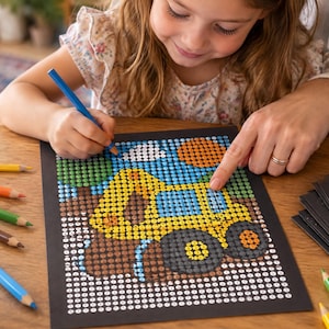 Puede incluir: Una hoja de actividades de colorear por n&uacute;meros sobre papel negro con un dise&ntilde;o de veh&iacute;culo de construcci&oacute;n amarillo. La hoja est&aacute; llena de una cuadr&iacute;cula de peque&ntilde;os c&iacute;rculos con n&uacute;meros, con algunas secciones ya coloreadas. Varios l&aacute;pices de colores est&aacute;n cerca.