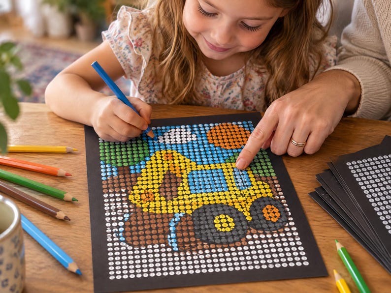 Puede incluir: Una hoja de actividades de colorear por n&uacute;meros sobre papel negro con un dise&ntilde;o de veh&iacute;culo de construcci&oacute;n amarillo. La hoja est&aacute; llena de una cuadr&iacute;cula de peque&ntilde;os c&iacute;rculos con n&uacute;meros, con algunas secciones ya coloreadas. Varios l&aacute;pices de colores est&aacute;n cerca.