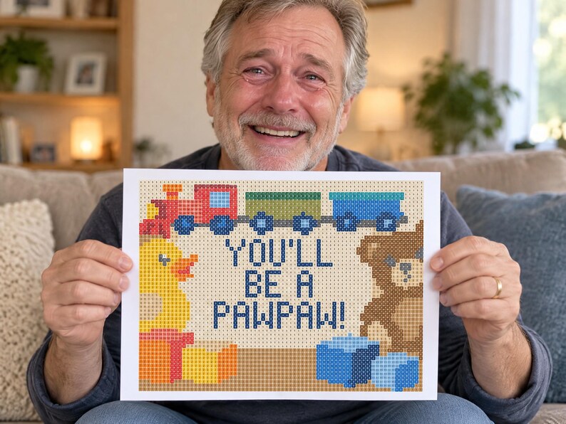 Puede incluir: Una impresi&oacute;n rectangular con un dise&ntilde;o pixelado de un tren de juguete, un pato de goma amarillo y un oso de peluche marr&oacute;n. El texto en el centro dice "YOU'LL BE A PAWPAW!". El dise&ntilde;o utiliza un patr&oacute;n de cuadr&iacute;cula con varios colores como rojo, azul y naranja.